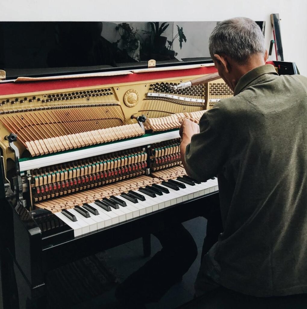 muscular-man Pianoforte accordato e regolato professionalmente